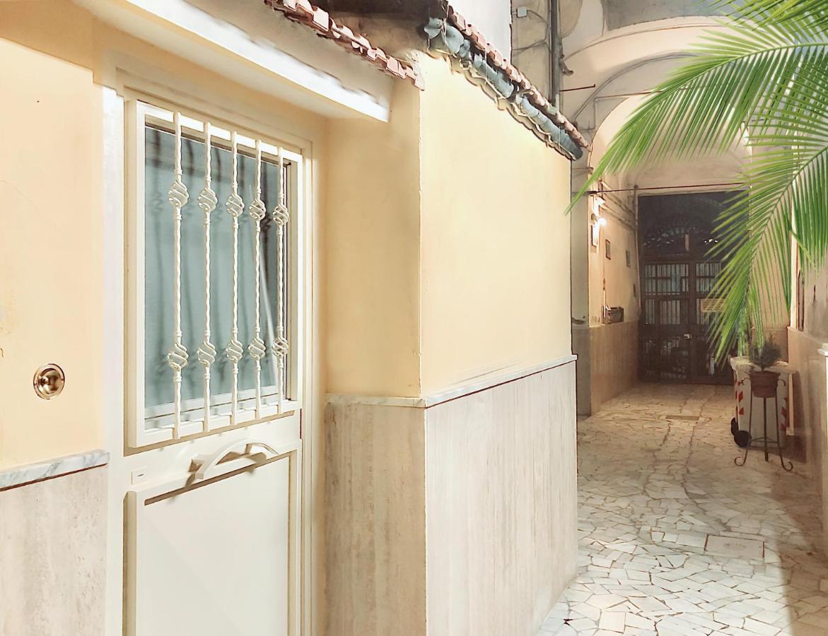 Jungle 13 - Room And Apartments Napoli Esterno foto